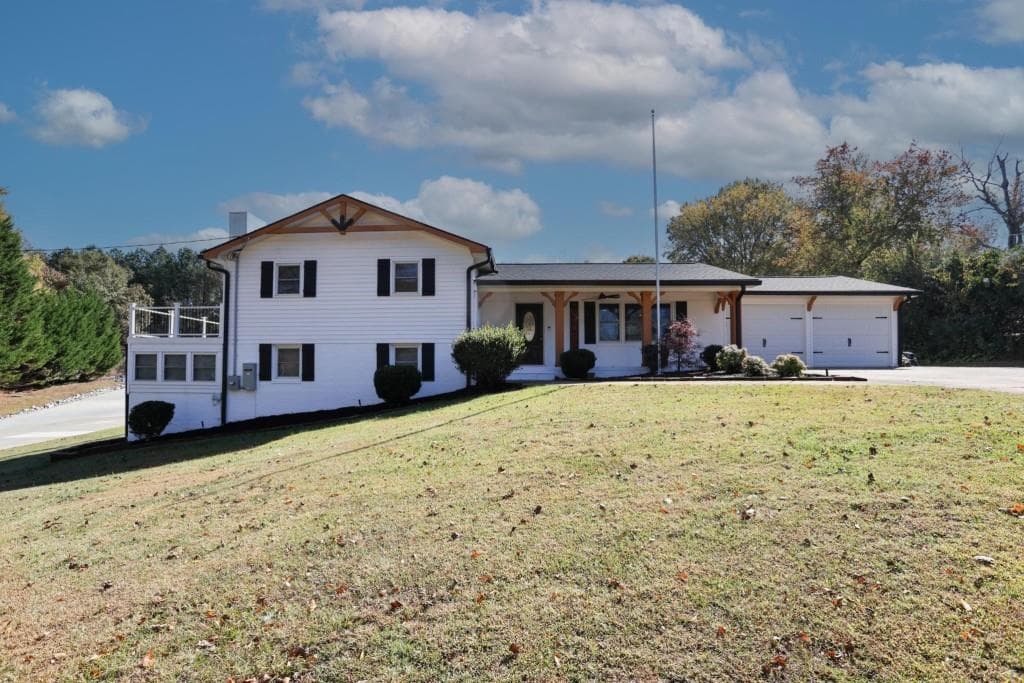 3 bedroom, 2 bathroom, 1,550 sq ft single family residence for rent at 6157 Orville Drive MAIN, Flowery Branch, GA 30542 for $2,000 a month — photo 1 of 32