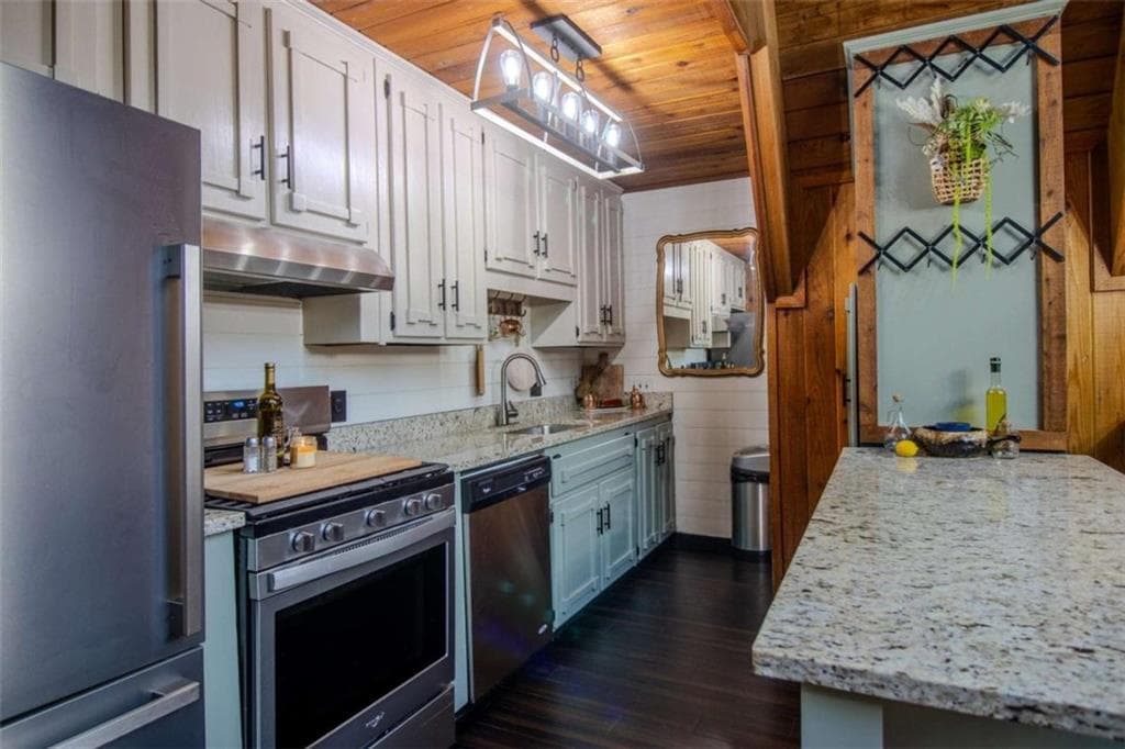 4 bedroom, 3 bathroom, 2,983 sq ft single family residence for sale at 525 Riverside Drive, East Ellijay, GA 30540 — photo 7