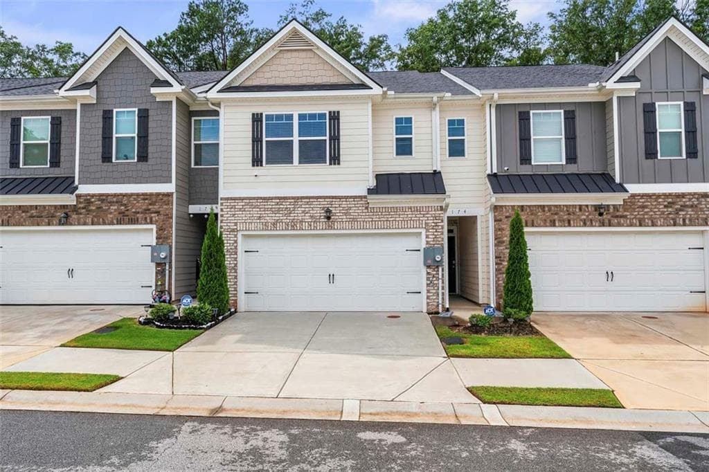 3 bedroom, 3 bathroom, 1,968 sq ft townhouse for sale at 174 Hampton Circle, Mcdonough, GA 30253