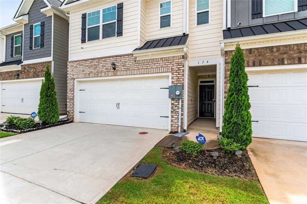 3 bedroom, 3 bathroom, 1,968 sq ft townhouse for sale at 174 Hampton Circle, Mcdonough, GA 30253 — photo 2
