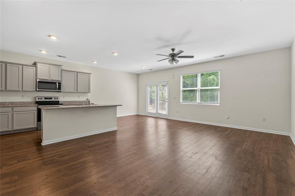 3 bedroom, 3 bathroom, 1,968 sq ft townhouse for sale at 174 Hampton Circle, Mcdonough, GA 30253 — photo 4