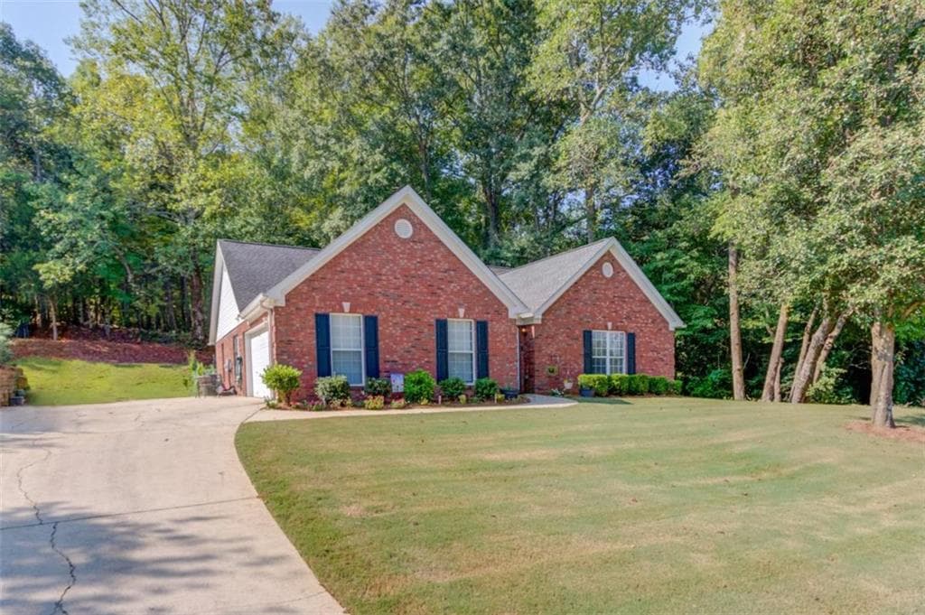 3 bedroom, 2 bathroom, 2,074 sq ft single family residence for sale at 720 Overlook Drive, Winder, GA 30680 — photo 2