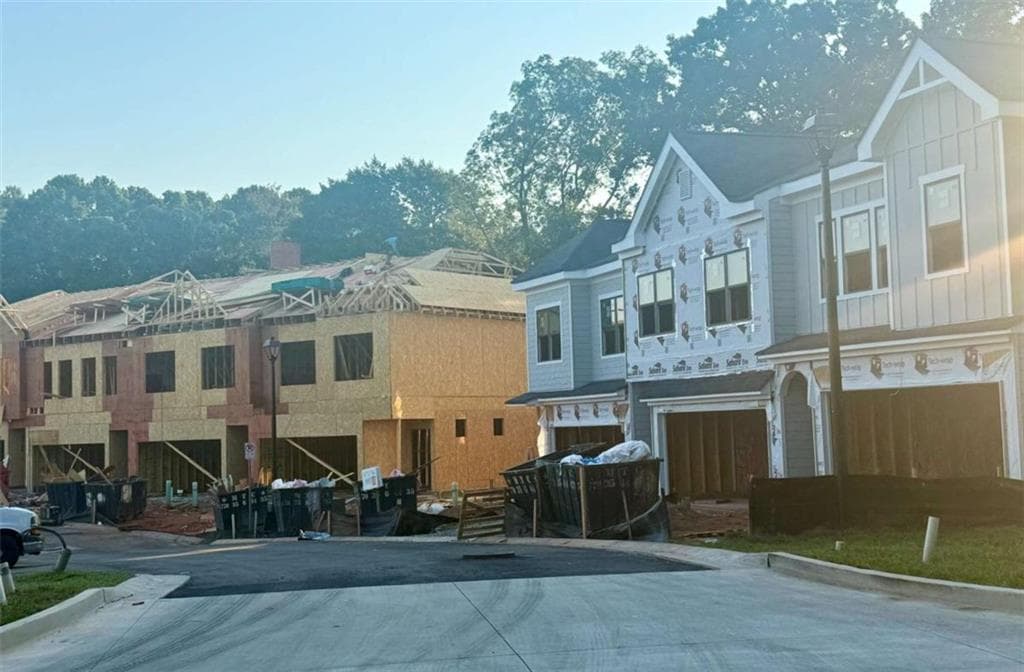 3 bedroom, 3 bathroom, 1,696 sq ft townhouse for sale at 1971 Walton Court 5, Tucker, GA 30084 — photo 5