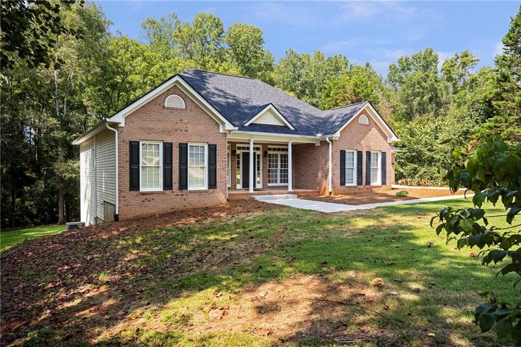 4 bedroom, 4 bathroom, 2,316 sq ft single family residence for sale at 759 stoneview Drive, Hoschton, GA 30548 — photo 4