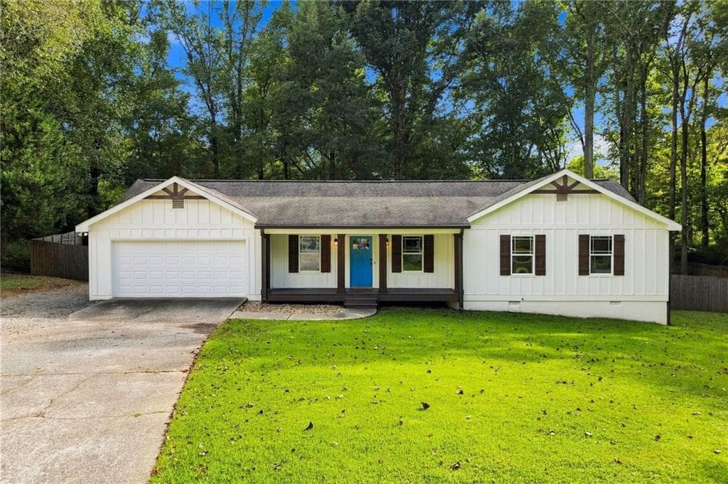 3 bedroom, 2 bathroom, 1,350 sq ft single family residence for sale at 1960 Buice Court, Cumming, GA 30028 — photo 1 of 29