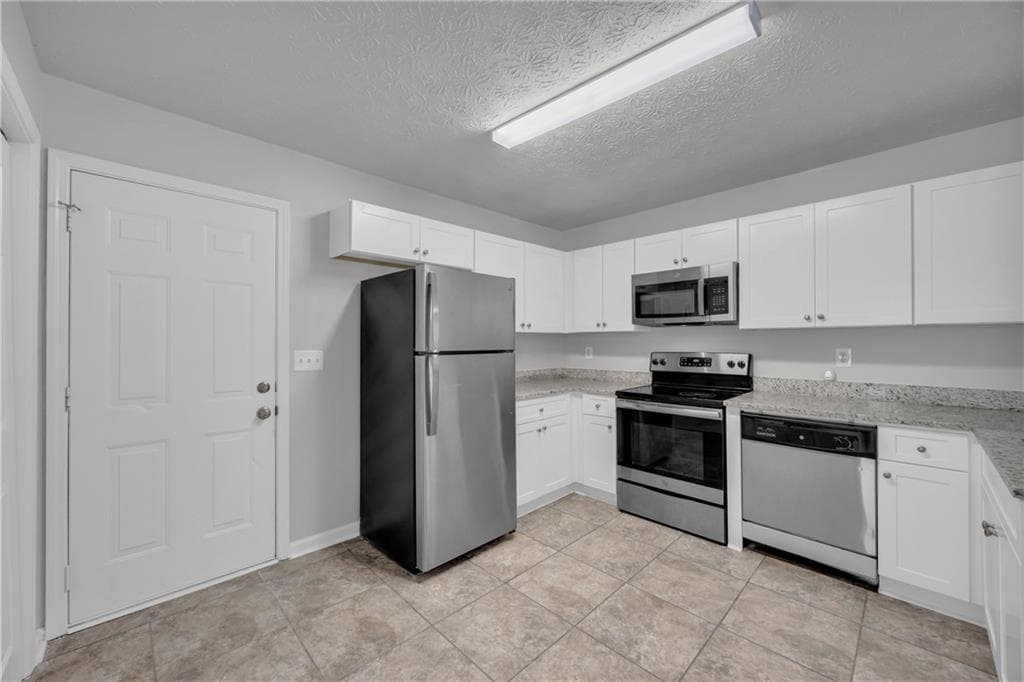 4 bedroom, 3 bathroom, 2,298 sq ft single family residence for sale at 1450 Timber Walk Drive, Loganville, GA 30052 — photo 7