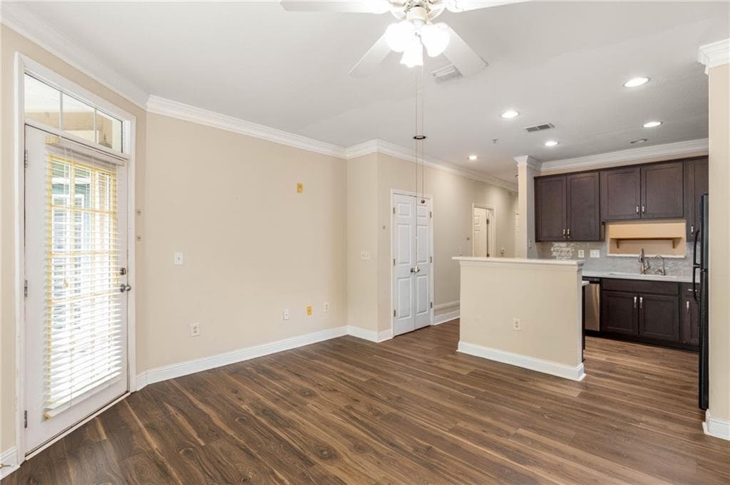 1 bedroom, 1 bathroom, 871 sq ft condominium for sale at 4105 Stratford, Decatur, GA 30033 — photo 3
