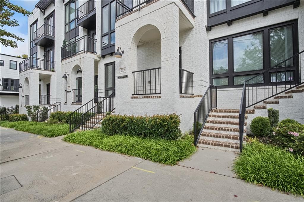3 bedroom, 4 bathroom, 2,730 sq ft townhouse for sale at 2528 Appleden Place 9, Atlanta, GA 30319 — photo 3