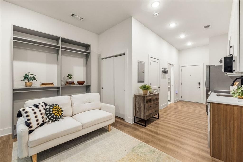 1 bedroom, 1 bathroom, 403 sq ft condominium for sale at 112 Rogers Street 202, Atlanta, GA 30317 — photo 3