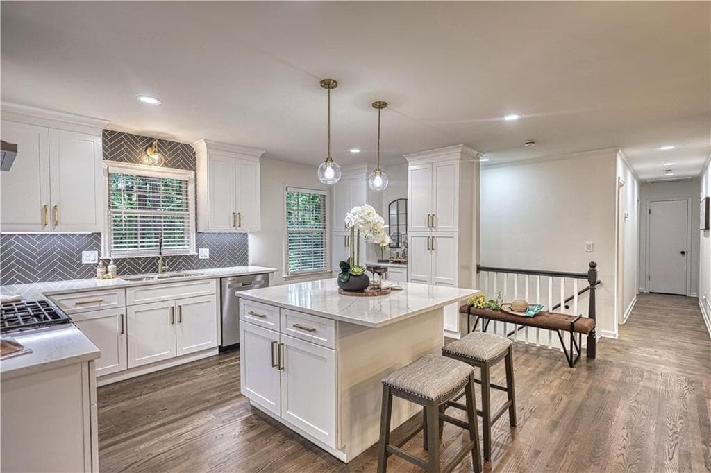 6 bedroom, 3 bathroom, 2,425 sq ft single family residence for sale at 1720 Aleta Drive, Marietta, GA 30066 — photo 5