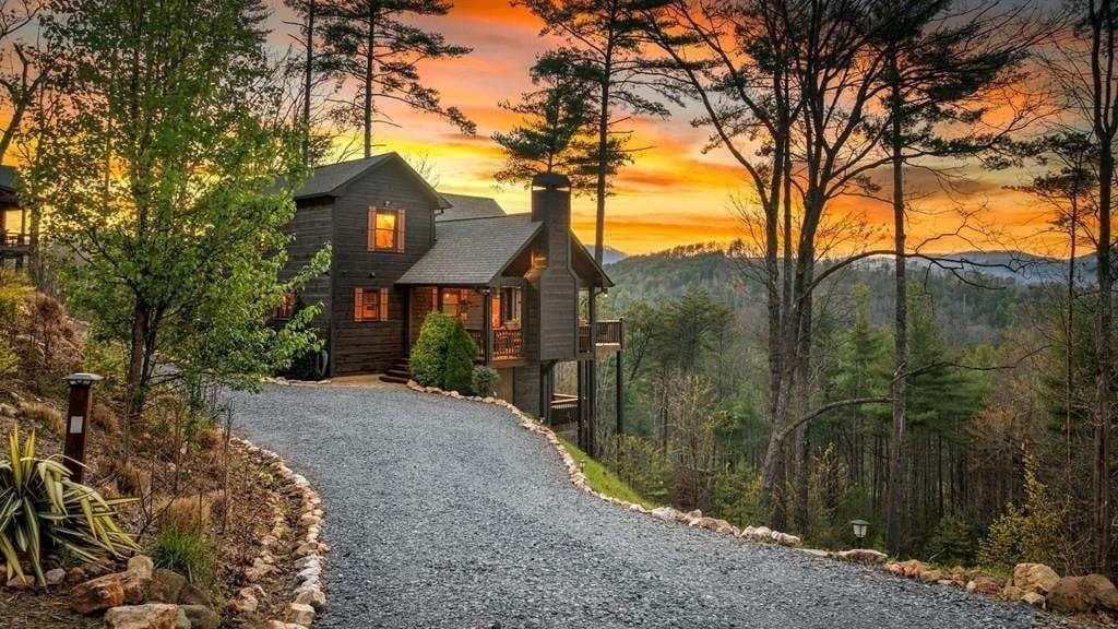 3 bedroom, 3 bathroom, 2,240 sq ft single family residence for sale at 267 Oasis Drive, Blue Ridge, GA 30513 — photo 2