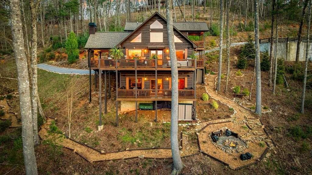 3 bedroom, 3 bathroom, 2,240 sq ft single family residence for sale at 267 Oasis Drive, Blue Ridge, GA 30513 — photo 5