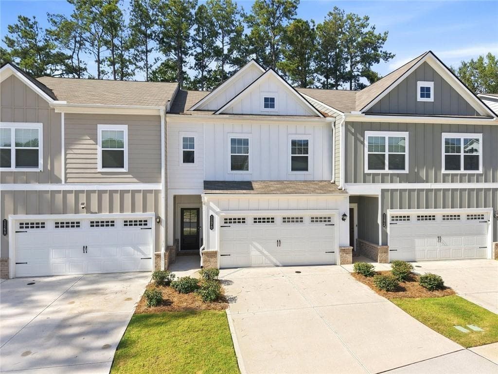 3 bedroom, 3 bathroom, 1,874 sq ft townhouse for sale at 1170 Chastain Drive, Sugar Hill, GA 30518 — photo 2