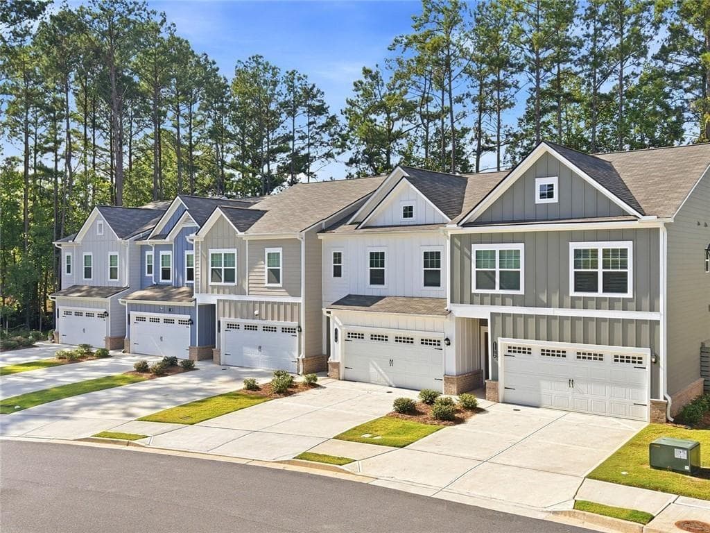 3 bedroom, 3 bathroom, 1,874 sq ft townhouse for sale at 1170 Chastain Drive, Sugar Hill, GA 30518 — photo 3