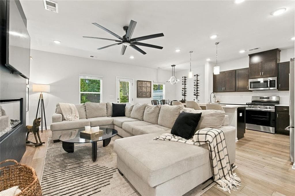 3 bedroom, 3 bathroom, 1,874 sq ft townhouse for sale at 1170 Chastain Drive, Sugar Hill, GA 30518 — photo 10