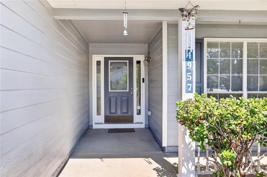 3 bedroom, 2 bathroom, 2,191 sq ft single family residence for sale at 4957 Overlook View Court, Duluth, GA 30096 — photo 2
