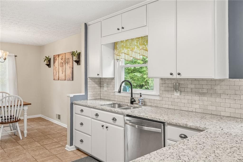 3 bedroom, 2 bathroom, 2,400 sq ft single family residence for sale at 5930 Branden Hill Lane, Buford, GA 30518 — photo 8