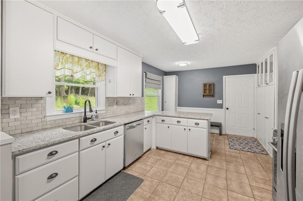 3 bedroom, 2 bathroom, 2,400 sq ft single family residence for sale at 5930 Branden Hill Lane, Buford, GA 30518 — photo 9