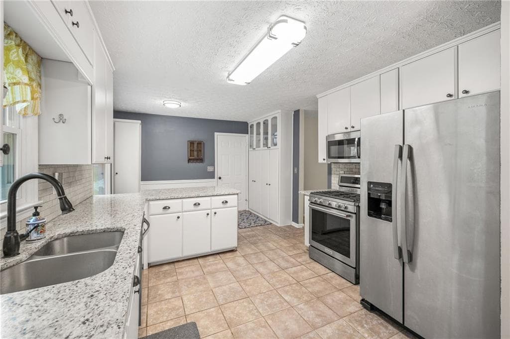 3 bedroom, 2 bathroom, 2,400 sq ft single family residence for sale at 5930 Branden Hill Lane, Buford, GA 30518 — photo 10