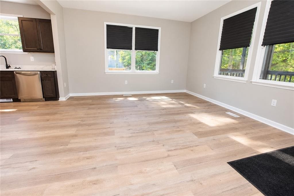 8 bedroom, 9 bathroom, 2,766 sq ft single family residence for sale at 54 Joseph E Lowery Boulevard, Atlanta, GA 30314 — photo 6