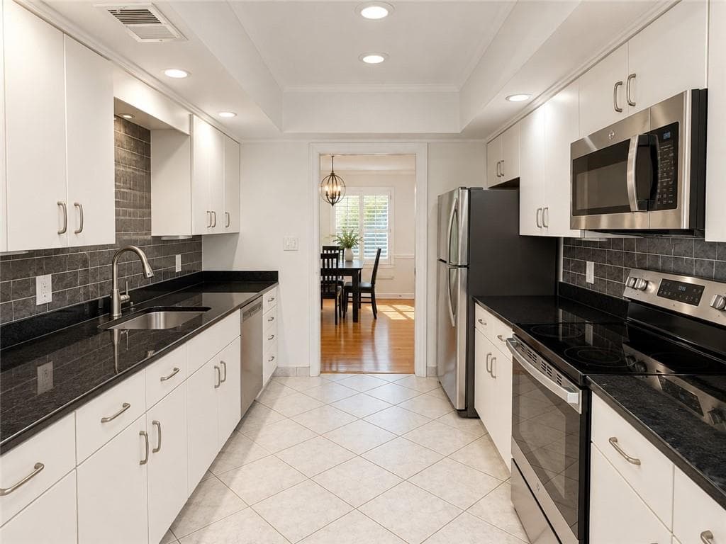 3 bedroom, 3 bathroom, 1,632 sq ft condominium under contract at 60 Ivy Parkway, Atlanta, GA 30342 — photo 5