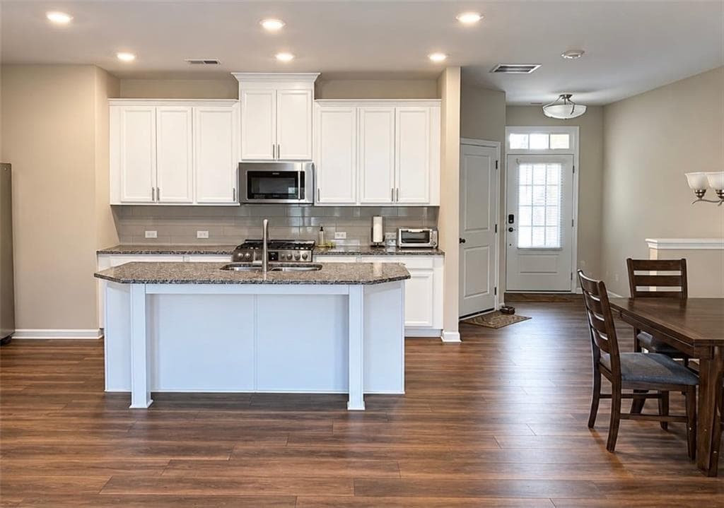 3 bedroom, 3 bathroom, 1,910 sq ft townhouse for sale at 1352 Elderwood Way, Cumming, GA 30041 — photo 3