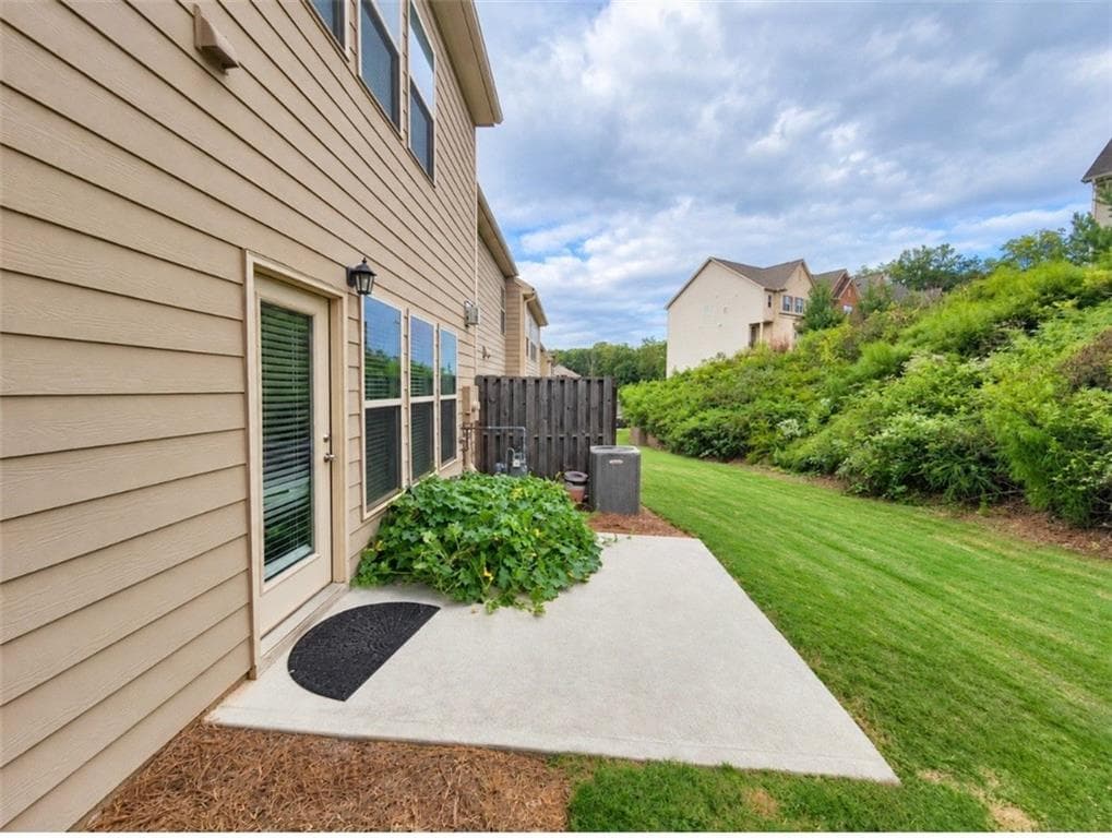 3 bedroom, 3 bathroom, 1,910 sq ft townhouse for sale at 1352 Elderwood Way, Cumming, GA 30041 — photo 7