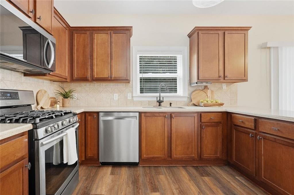 4 bedroom, 3 bathroom, 3,308 sq ft single family residence for sale at 2512 Mockingbird Lane, Locust Grove, GA 30248 — photo 4