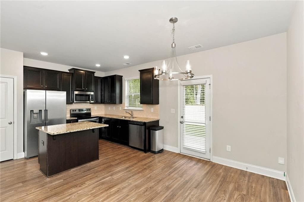 2 bedroom, 3 bathroom, 1,354 sq ft townhouse for sale at 6220 Trickle Bend, Atlanta, GA 30349 — photo 4