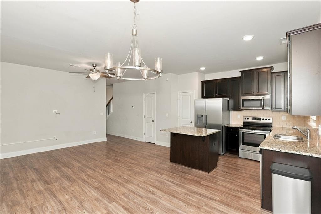 2 bedroom, 3 bathroom, 1,354 sq ft townhouse for sale at 6220 Trickle Bend, Atlanta, GA 30349 — photo 8
