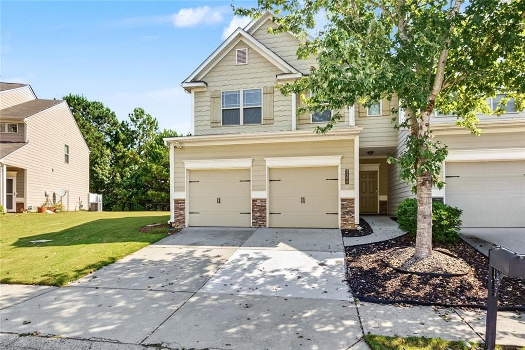 3 bedroom, 3 bathroom, 2,061 sq ft townhouse for sale at 3398 Castleberry Village Circle, Cumming, GA 30040 — photo 2