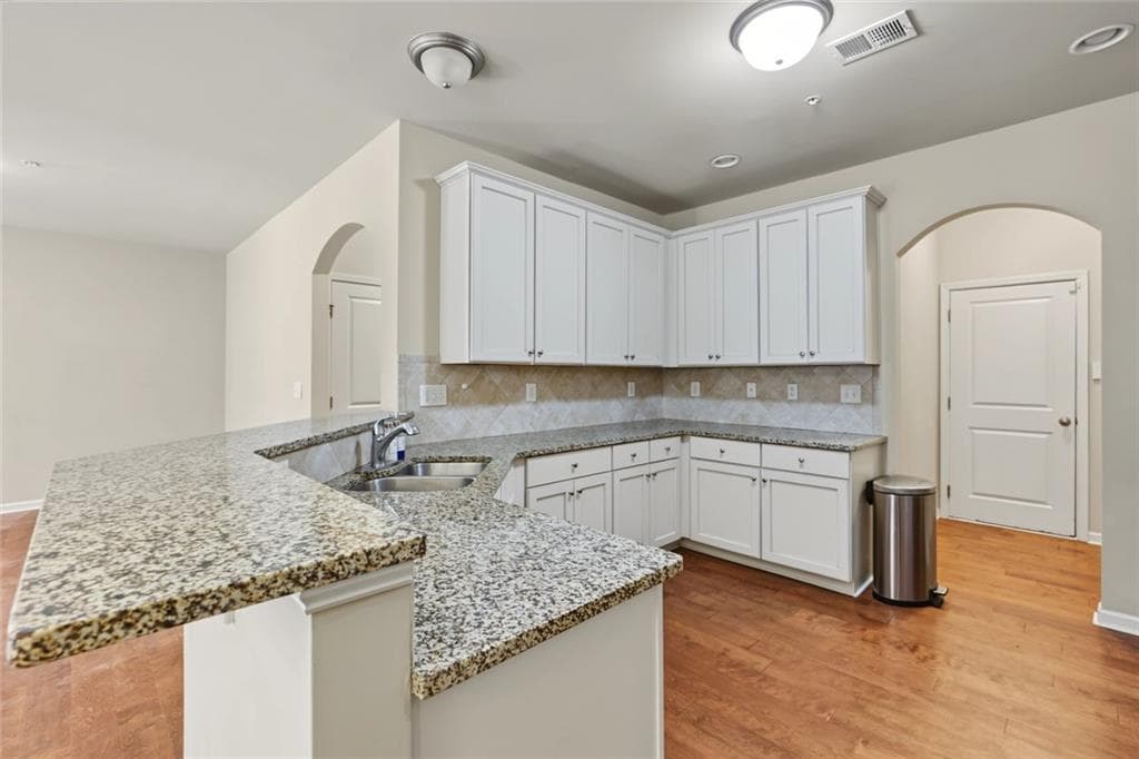 3 bedroom, 3 bathroom, 2,061 sq ft townhouse for sale at 3398 Castleberry Village Circle, Cumming, GA 30040 — photo 5
