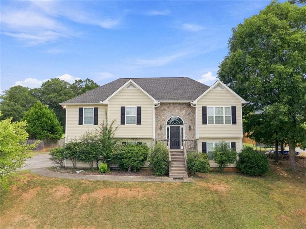 4 bedroom, 3 bathroom, 2,024 sq ft single family residence for sale at 10 Seay Drive, Rome, GA 30161 — photo 1 of 47
