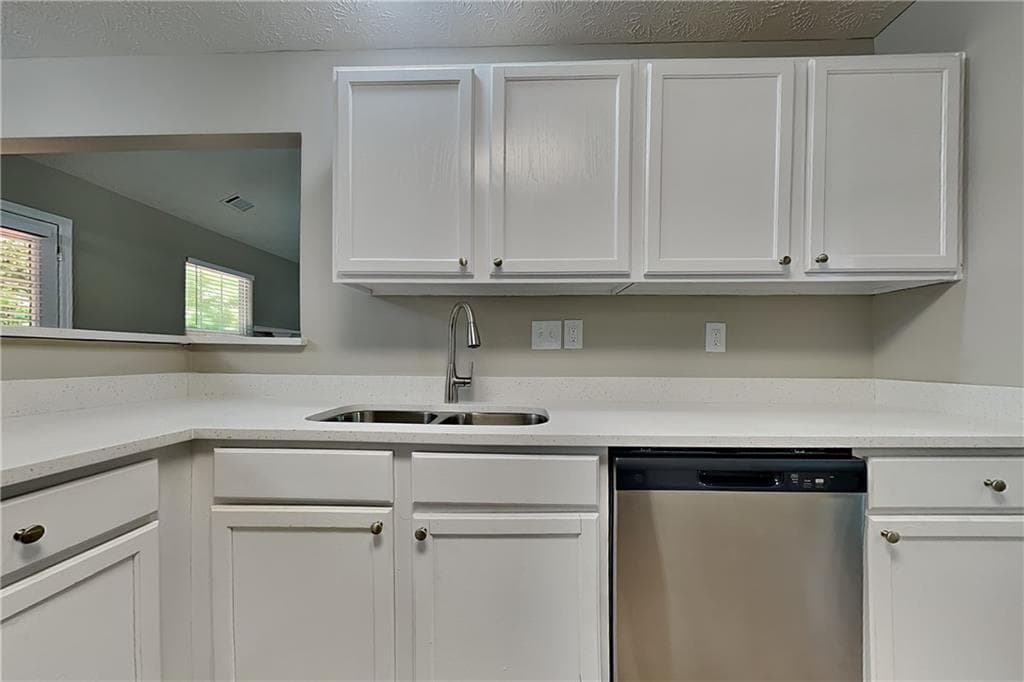 3 bedroom, 2 bathroom, 1,981 sq ft single family residence for rent at 3975 Crestwater Lane, Snellville, GA 30039 for $2,050 a month — photo 4