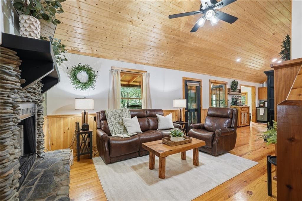 3 bedroom, 3 bathroom, 1,656 sq ft single family residence for sale at 28 Wood Lane, Blue Ridge, GA 30513 — photo 2