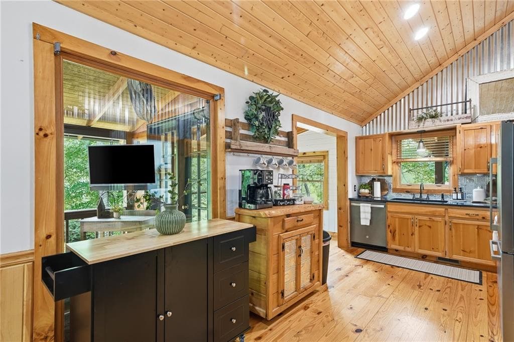 3 bedroom, 3 bathroom, 1,656 sq ft single family residence for sale at 28 Wood Lane, Blue Ridge, GA 30513 — photo 8