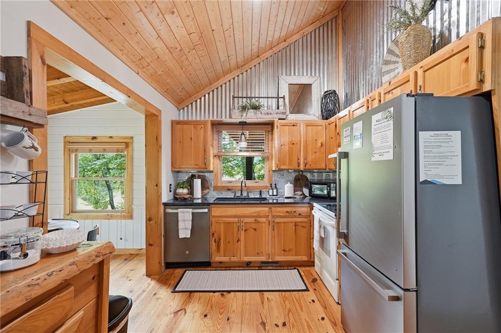3 bedroom, 3 bathroom, 1,656 sq ft single family residence for sale at 28 Wood Lane, Blue Ridge, GA 30513 — photo 9