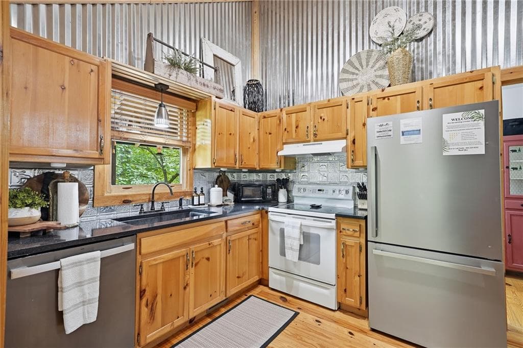 3 bedroom, 3 bathroom, 1,656 sq ft single family residence for sale at 28 Wood Lane, Blue Ridge, GA 30513 — photo 10