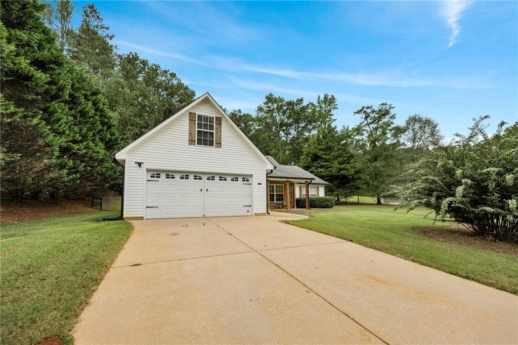 3 bedroom, 2 bathroom, 1,814 sq ft single family residence for sale at 160 Laurel Lane, Social Circle, GA 30025 — photo 2