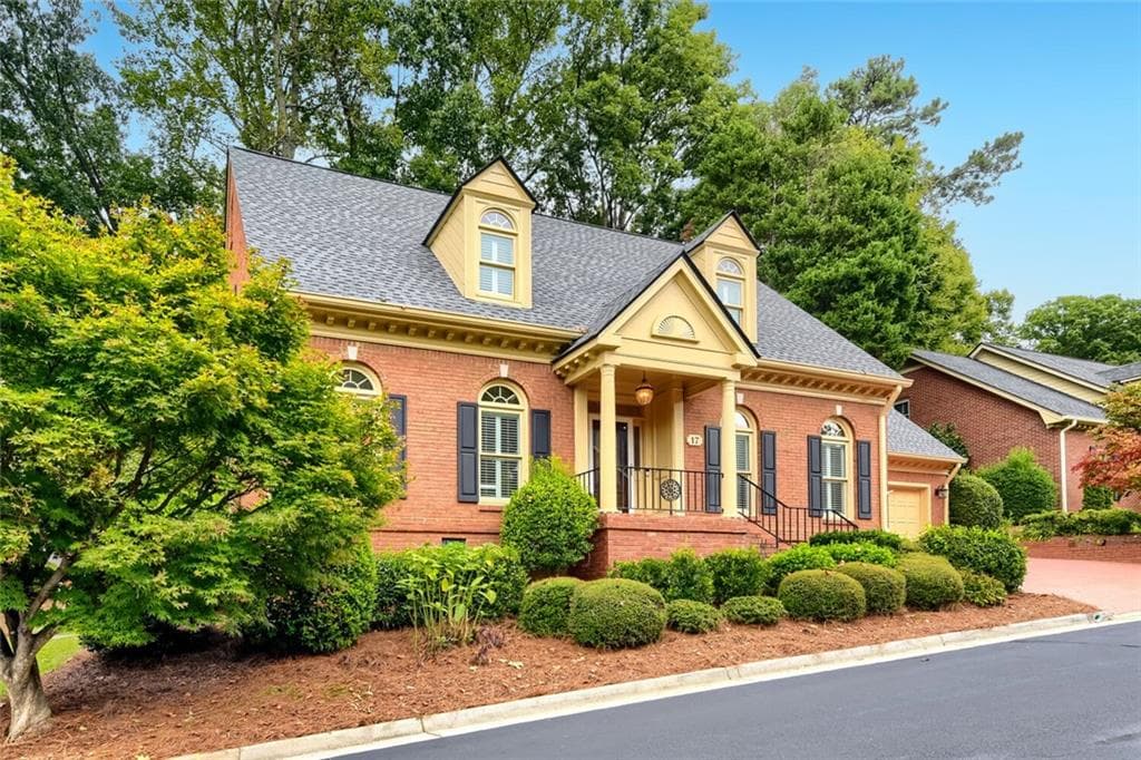 3 bedroom, 3 bathroom, 2,769 sq ft single family residence under contract at 17 Downshire Circle, Decatur, GA 30033 — photo 2