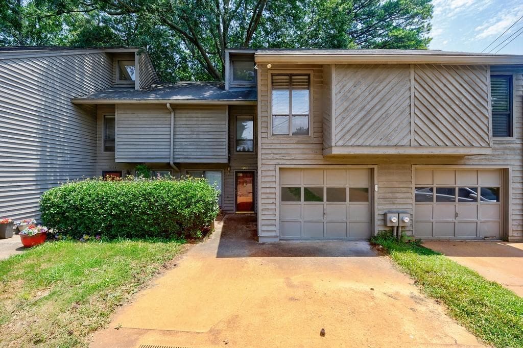 2 bedroom, 2 bathroom, 1,351 sq ft townhouse for sale at 1002 Creatwood Circle, Smyrna, GA 30080