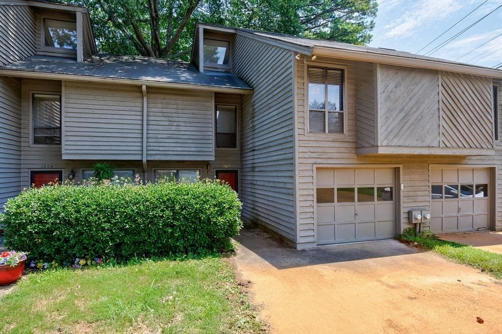 2 bedroom, 2 bathroom, 1,351 sq ft townhouse for sale at 1002 Creatwood Circle, Smyrna, GA 30080 — photo 2