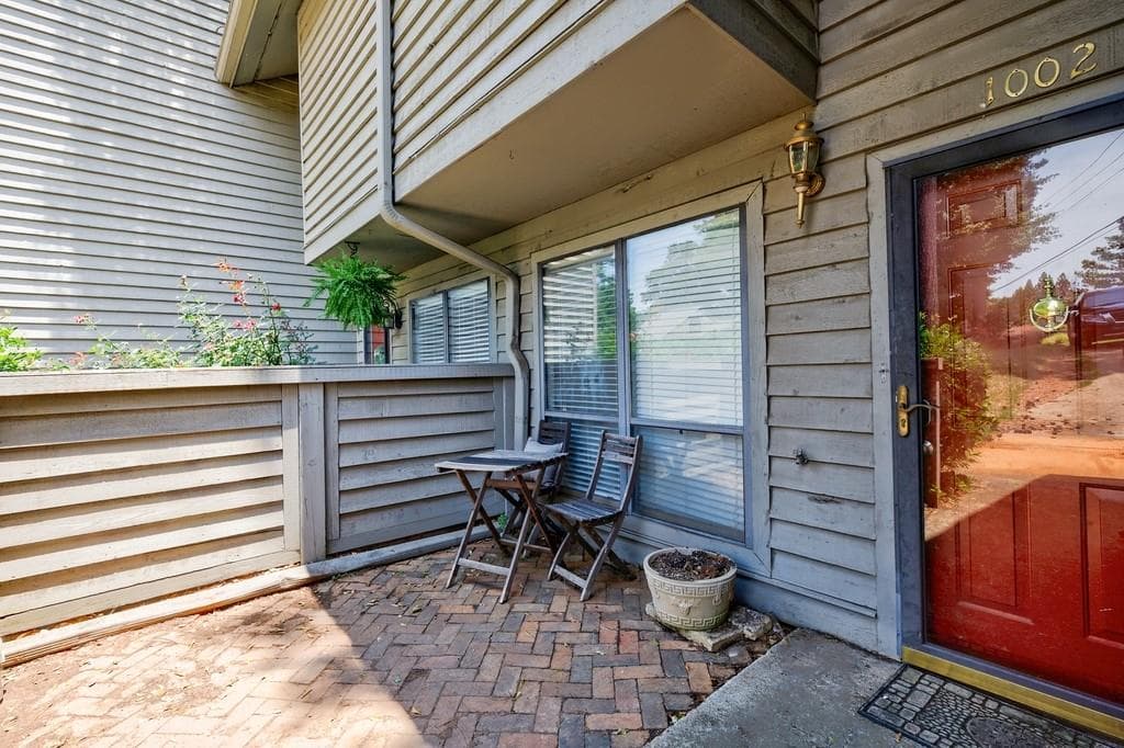 2 bedroom, 2 bathroom, 1,351 sq ft townhouse for sale at 1002 Creatwood Circle, Smyrna, GA 30080 — photo 3