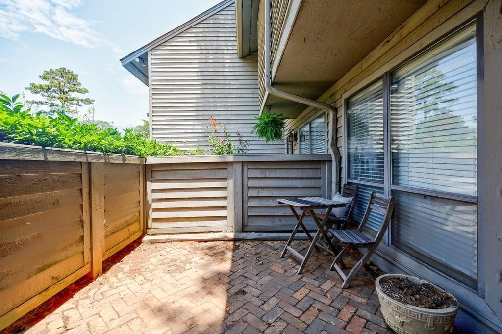 2 bedroom, 2 bathroom, 1,351 sq ft townhouse for sale at 1002 Creatwood Circle, Smyrna, GA 30080 — photo 4