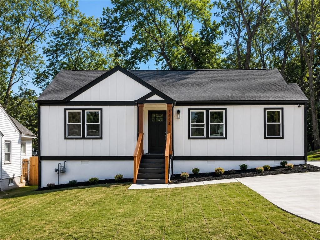 3 bedroom, 2 bathroom, 1,239 sq ft single family residence for sale at 1654 Hadlock Street, Atlanta, GA 30311
