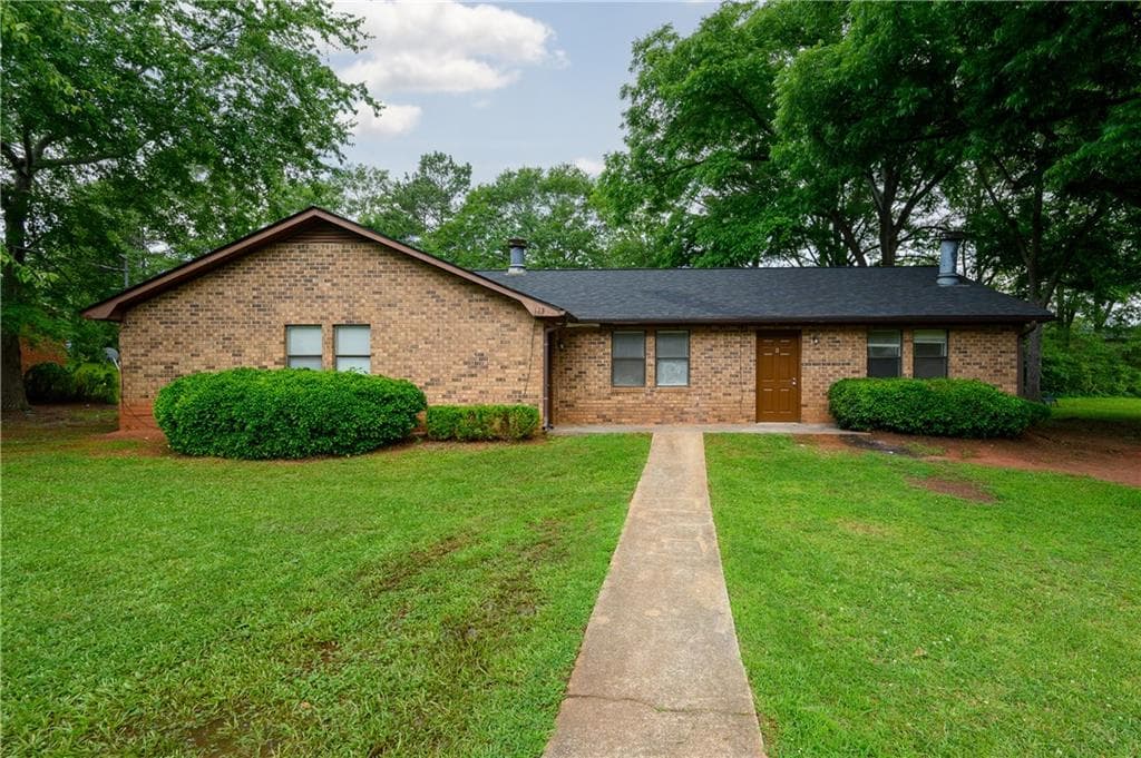 2 bedroom, 1 bathroom, 1,000 sq ft duplex for rent at 113 Tanglewood Drive A, Monroe, GA 30656 for $1,400 a month