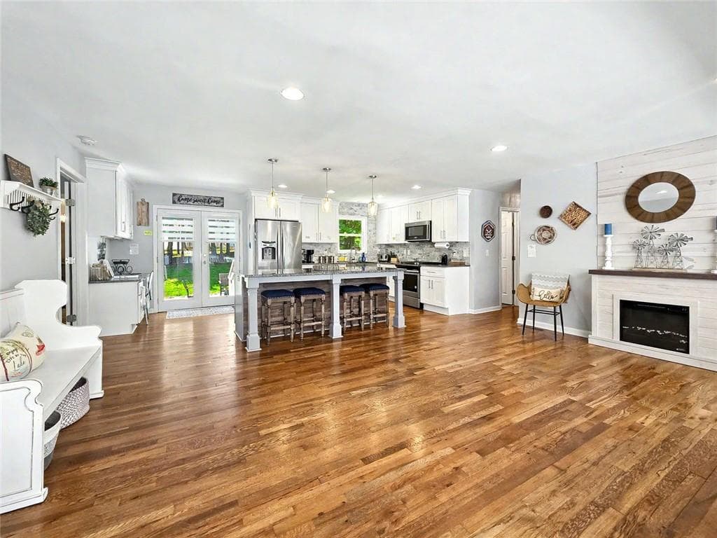 3 bedroom, 2 bathroom, 1,920 sq ft single family residence for sale at 935 Pine Circle, Woodstock, GA 30189 — photo 2