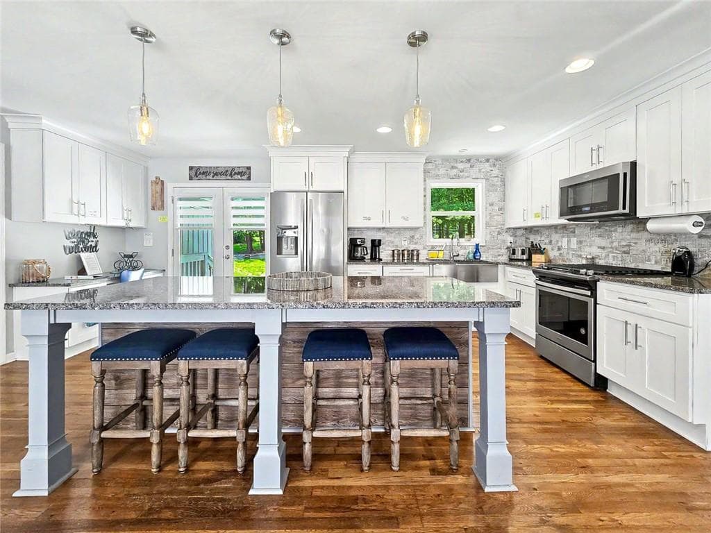 3 bedroom, 2 bathroom, 1,920 sq ft single family residence for sale at 935 Pine Circle, Woodstock, GA 30189 — photo 4