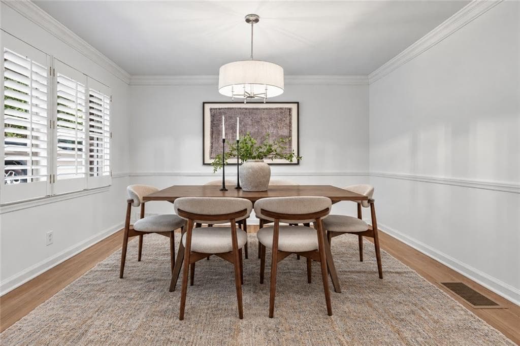 5 bedroom, 3 bathroom, 2,600 sq ft single family residence for sale at 4341 Peachtree Dunwoody Road, Atlanta, GA 30342 — photo 5