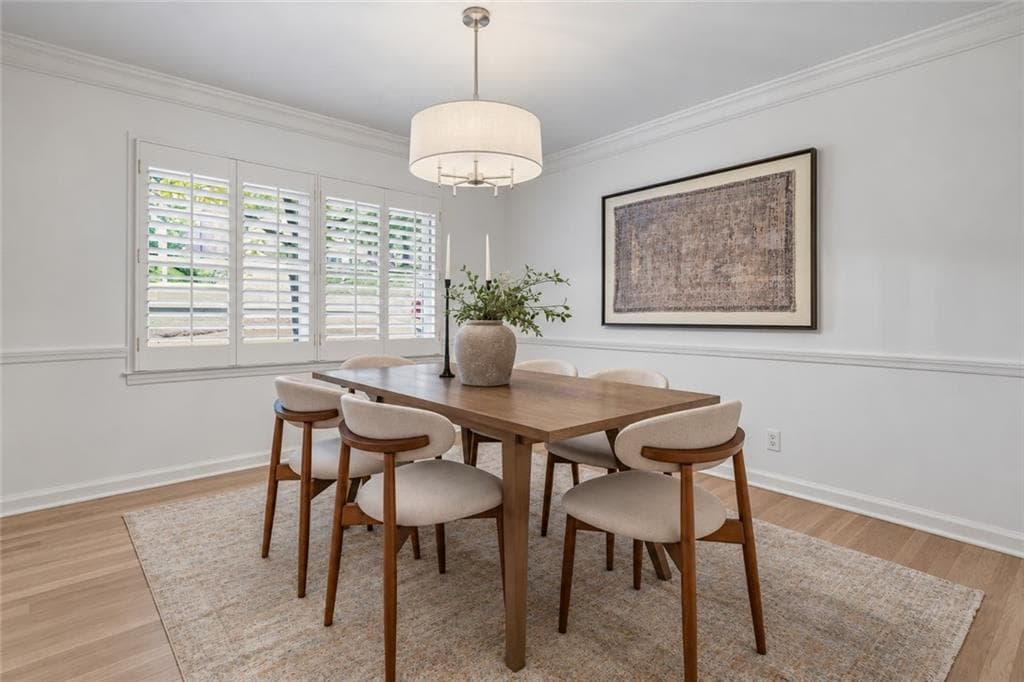 5 bedroom, 3 bathroom, 2,600 sq ft single family residence for sale at 4341 Peachtree Dunwoody Road, Atlanta, GA 30342 — photo 6